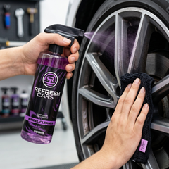 Nettoyant jantes Refresh Cars appliqué et essuyé à la microfibre sur jante noire