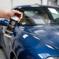 Nettoyant à la cire Refresh Cars pulvérisé sur la carrosserie d'une voiture bleue