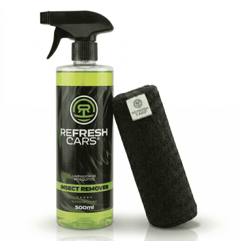 Nettoyant anti-moustiques Refresh Cars 500ml en spray à côté d'un chiffon microfibre noir