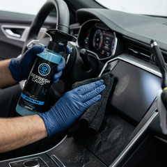 APC Ultra Refresh Cars 500ml limpiando salpicadero de coche con guante y microfibra