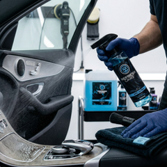 APC Ultra Refresh Cars en spray limpiando panel de puerta interior del coche