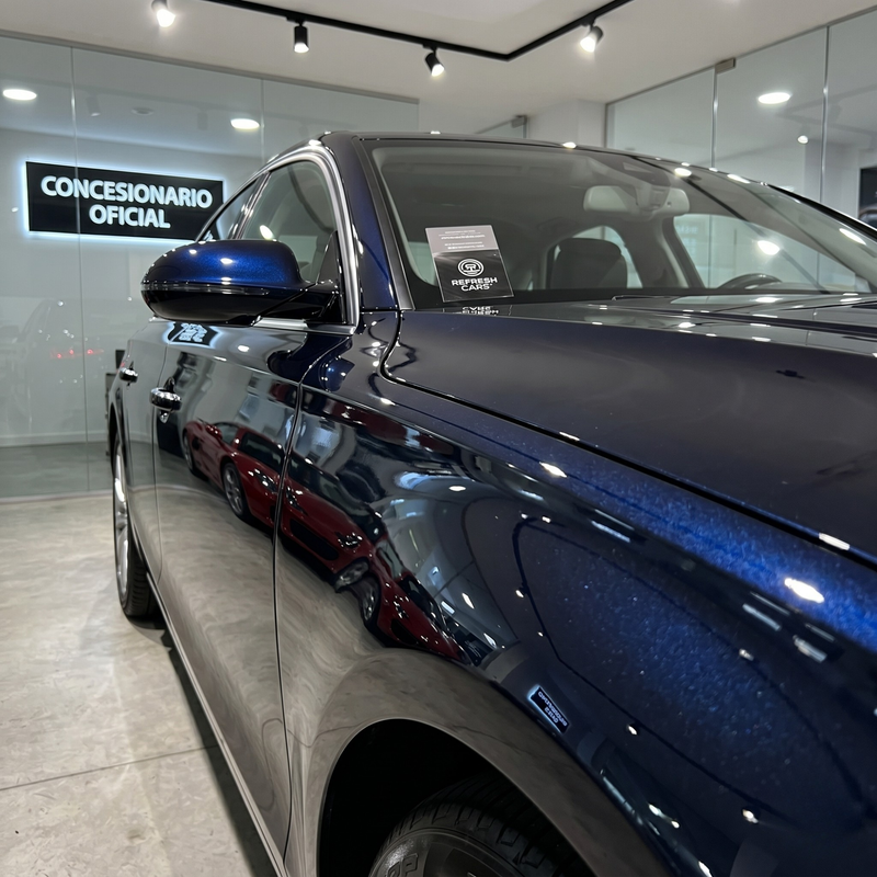 Cera líquida de carnauba Refresh Cars: acabado brillante en lateral de coche azul oscuro