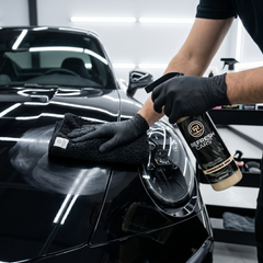 Cera líquida de carnauba Refresh Cars aplicada sobre el capó de un coche deportivo negro