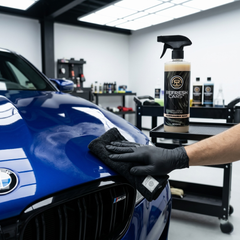 Cera líquida de carnauba Refresh Cars puliendo con paño el capó brillante de un BMW azul