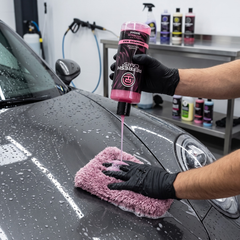 Champú prelavado Refresh Cars aplicado sobre guante de microfibra en capó gris mojado