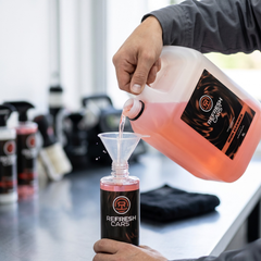 Descontaminante férrico Refresh Cars trasvasado con embudo de la garrafa al spray en taller
