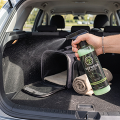 Éliminateur d'odeurs Refresh Cars appliqué dans le coffre avec un sac pour animal