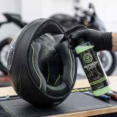 Éliminateur d'odeurs Refresh Cars vaporisé à l'intérieur d'un casque de moto