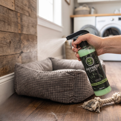 Éliminateur d'odeurs Refresh Cars vaporisé sur un panier pour animal à la maison