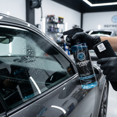 Limpia cristales hidrofóbico Refresh Cars aplicado en la ventanilla de un coche en taller de detailing