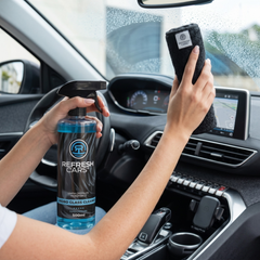 Limpia cristales hidrofóbico Refresh Cars limpiando el parabrisas desde el interior del coche con microfibra