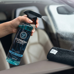 Limpia cristales Refresh Cars aplicado en la ventanilla interior del coche con tapicería beige