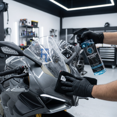 Limpia cristales Refresh Cars pulverizado sobre la cúpula de una moto en taller de detailing