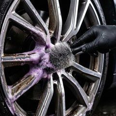 Limpia llantas Refresh Cars en acción: espuma rosa y cepillo limpiando una llanta de aleación