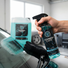 Limpiacristales Refresh Cars pulverizado a mano sobre la luna del coche en taller de detailing