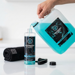 Limpiacristales Refresh Cars rellenando el spray 500ml desde la garrafa de 5L con bayeta