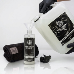 Limpiador de carrocerías con cera Refresh Cars rellenando el bote spray 500ml con embudo desde la garrafa