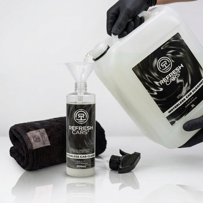 Limpiador de carrocerías con cera Refresh Cars rellenando el bote spray 500ml con embudo desde la garrafa