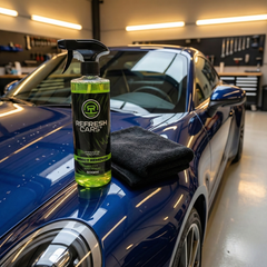 Nettoyant anti-moustiques Refresh Cars 500ml sur le capôt d'une voiture bleue brillante dans l'atelier