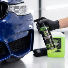 Limpiador de mosquitos Refresh Cars pulverizado con guante sobre parachoques azul con insectos