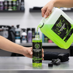 Limpiador de mosquitos Refresh Cars rellenando el spray 500ml desde la garrafa 5L en taller de detailing
