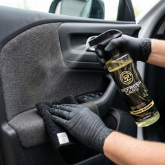 Limpiador de tapicerías Refresh Cars aplicado en panel de puerta de tela del coche