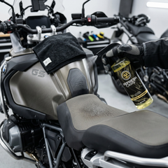 Limpiador de tapicerías Refresh Cars aplicado sobre asiento de moto BMW GS
