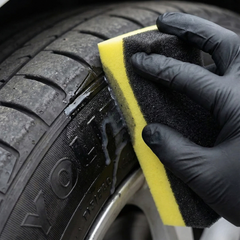 Recuperador de neumáticos Refresh Cars extendido con esponja sobre el flanco del neumático