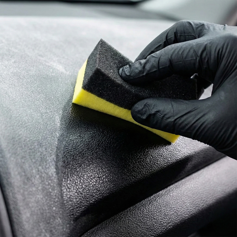 Renovador de plásticos Refresh Cars aplicado con esponja sobre el plástico texturizado del interior del coche