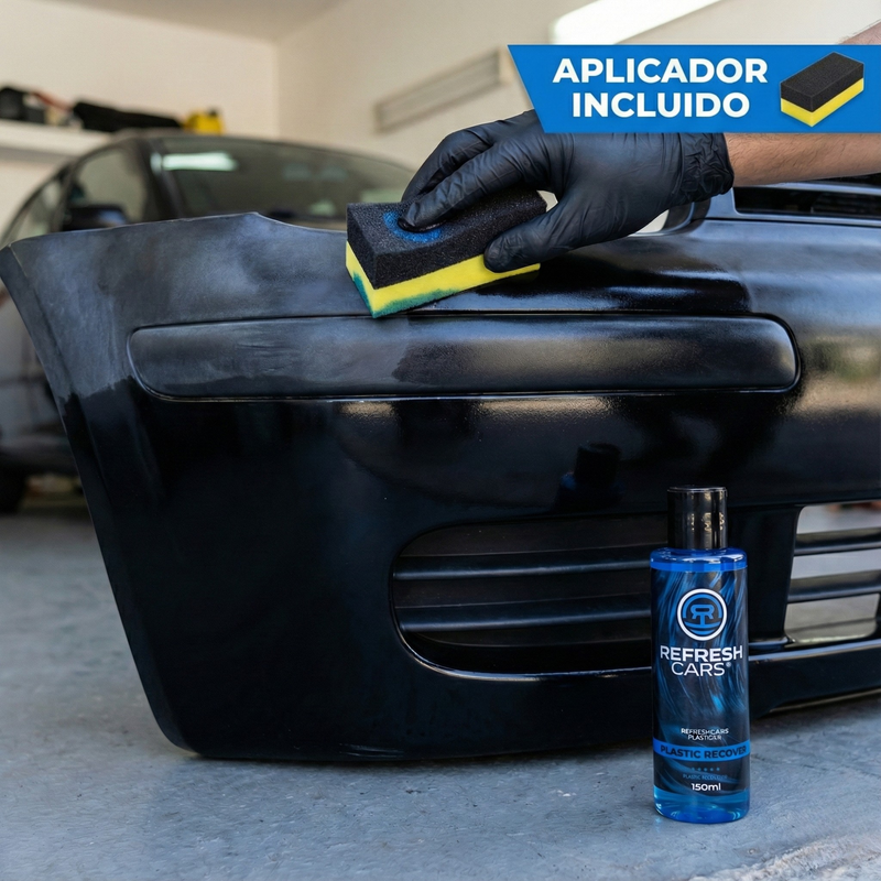 Renovador de plásticos Refresh Cars aplicado en parachoques negro con esponja incluida, acabado renovado