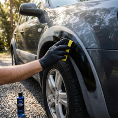 Renovador de plásticos Refresh Cars recuperando la moldura negra del paso de rueda con esponja en exterior
